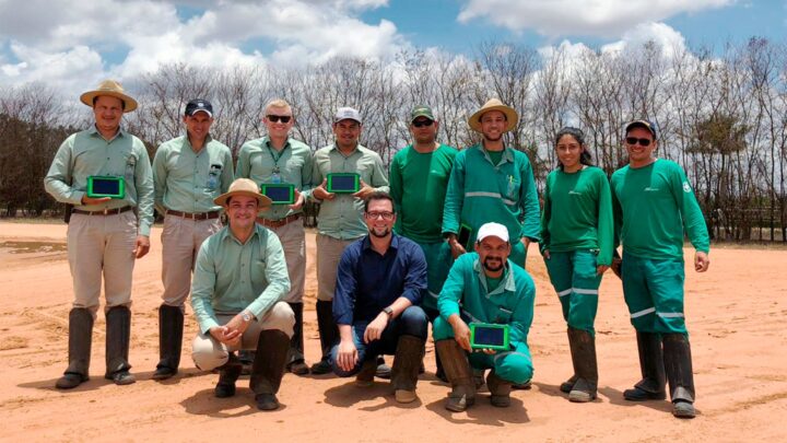 Consultor rural da Syngenta com agrônomos da fazenda