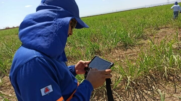 Agricultor usando a ferramenta Protector