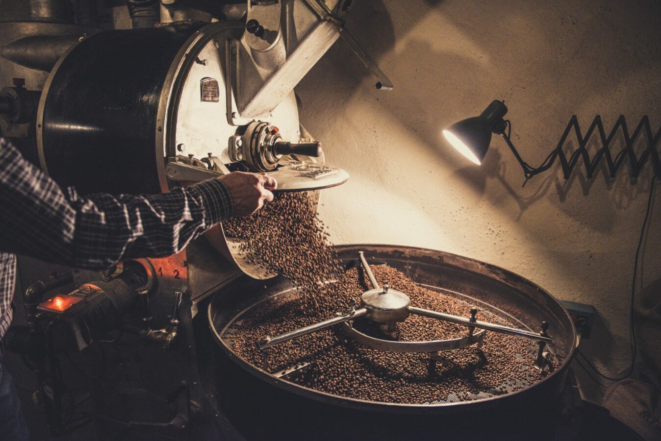 Homem moendo café numa máquina