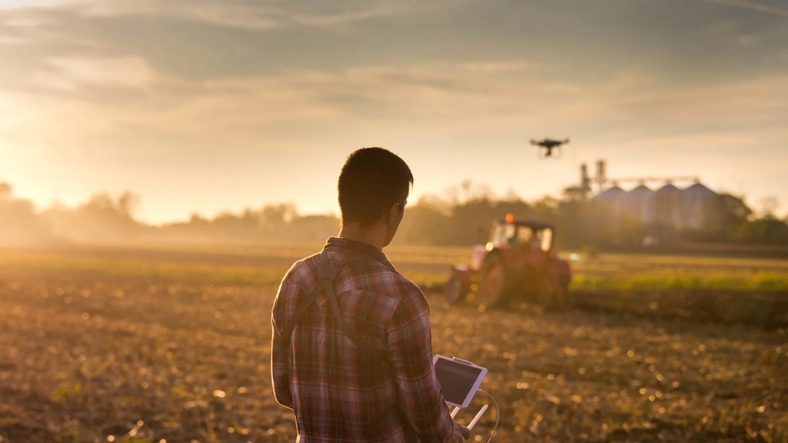 Trabalhador do campo monitora a safra com tecnologia