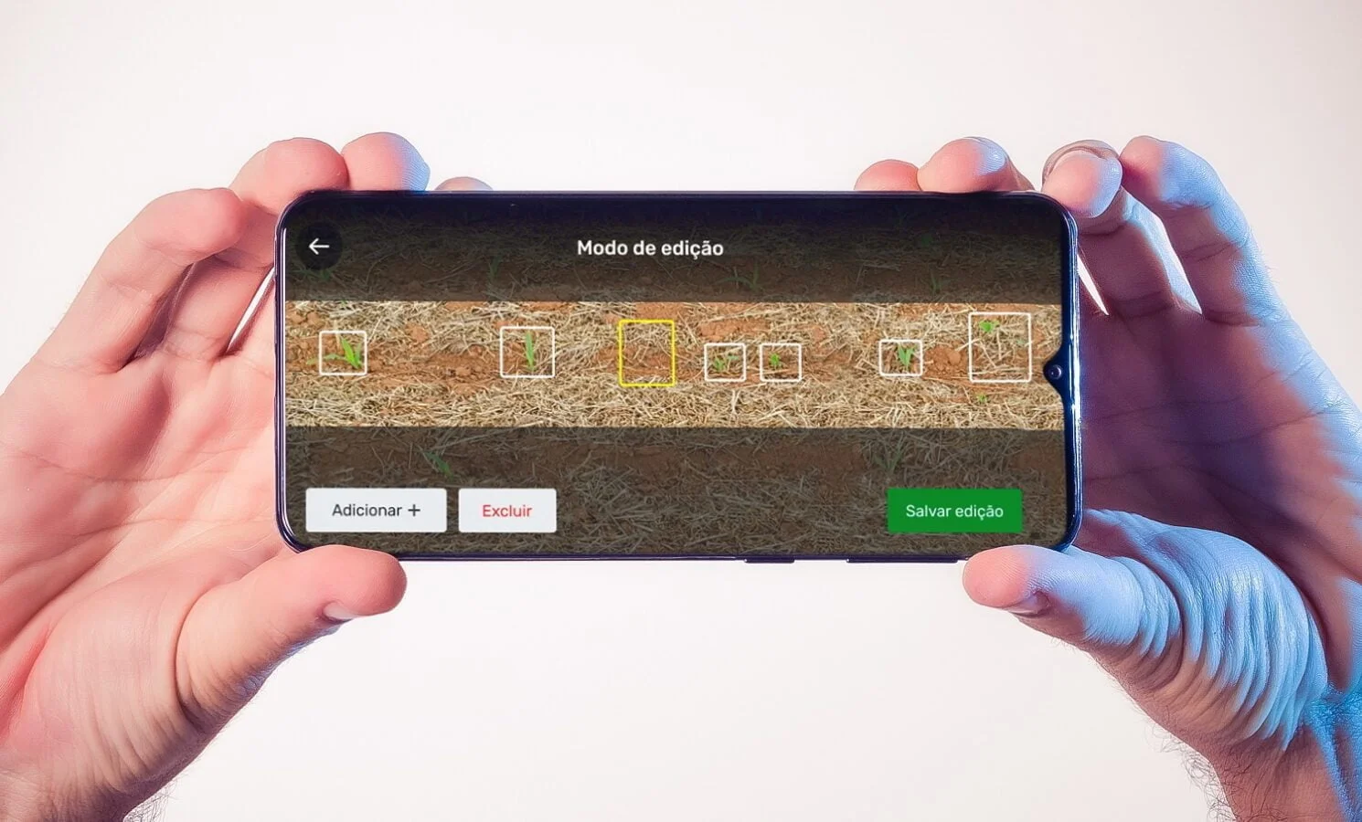 Mãos mexendo no aplicativo de gerenciamento de fazenda nono smartphone 