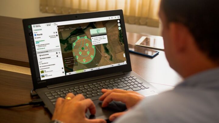 Homem realizando avaliação do solo via computador