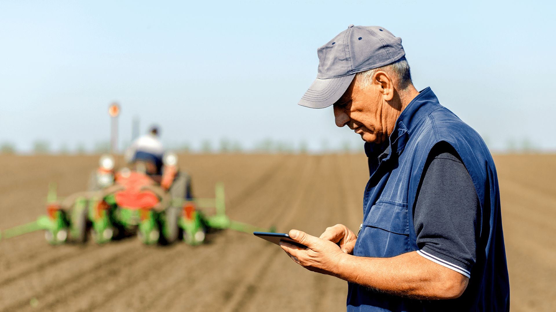 Homem fazendeiro utilizando smartphone com 5G