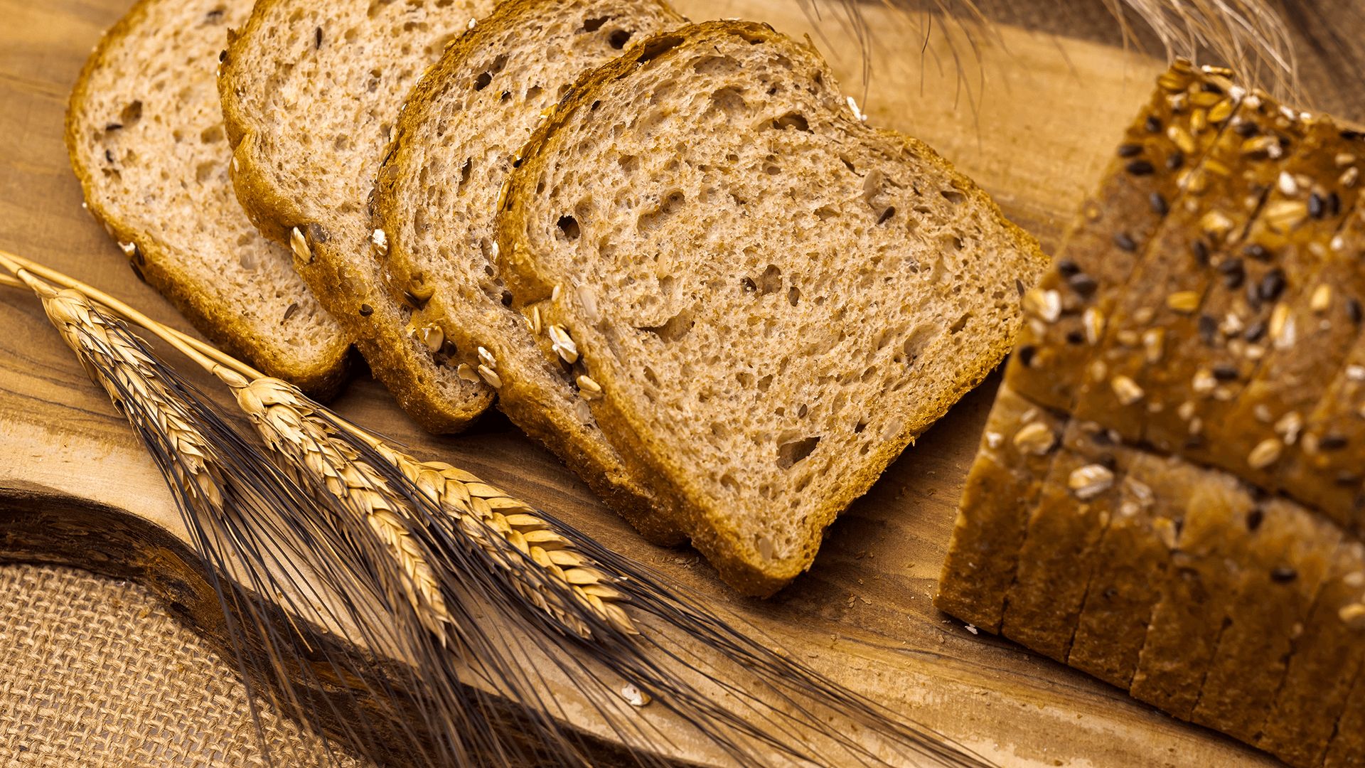 Pão feito por trigo na mesa