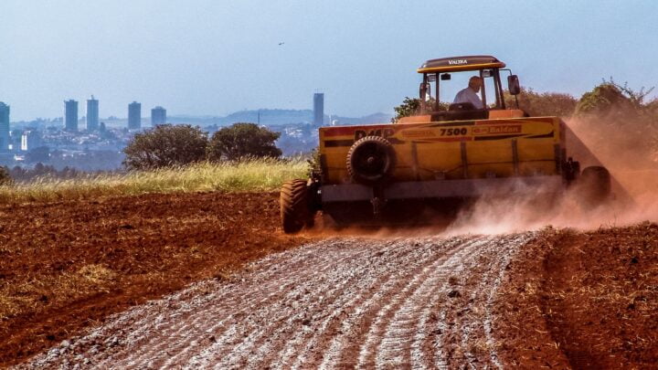 Máquina realizando a aplicação do calcário na terra