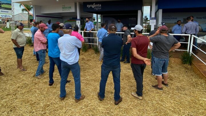 Visitantes no estande da Syngenta Digital na Expodireto