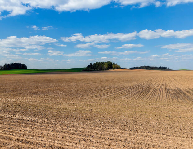 solo arado no campo na primavera, preparado para o cultivo de solo arado agrícola no campo