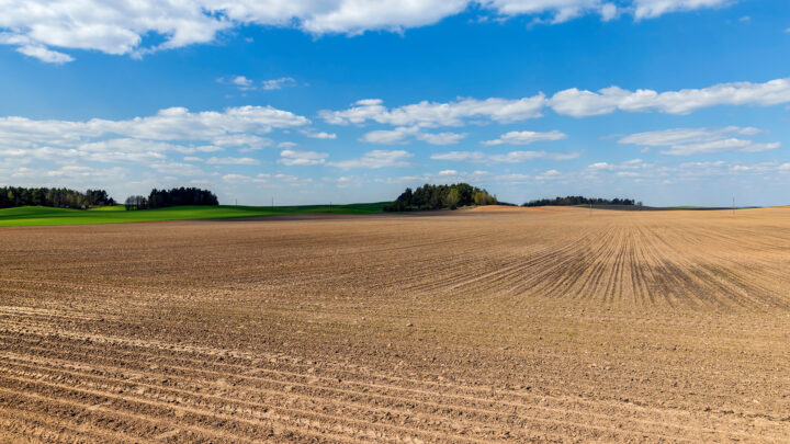 solo arado no campo na primavera, preparado para o cultivo de solo arado agrícola no campo